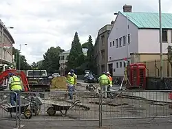 Сверхурочная работа строителей в воскресенье, Эммануэль-стрит