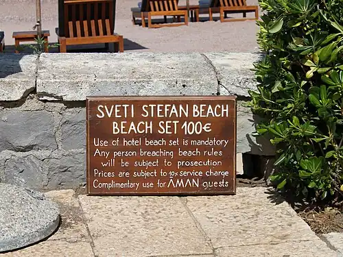 Объявление на пляжеAman Sveti Stefan, 2019 год