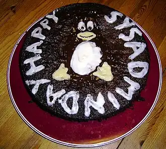 Торт на День сисадмина c нарисованным на нём Таксом (он же Тукс)