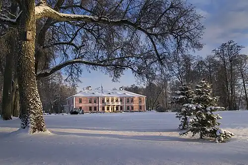 Передний фасад главного здания