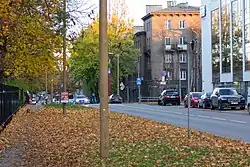 Улица Тёэстузе, слева — ограда бывшего кладбища