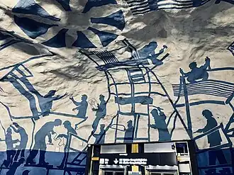 Граффити на стенах станционного зала Синей линии