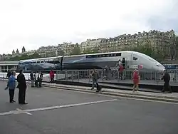 Головной и промежуточный вагоны электропоезда на экспозиции у Эйфелевой башни