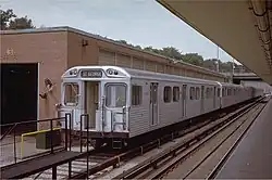 Состав из вагонов H1 в депо Davisville.