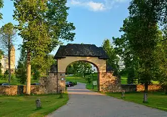 Ограда и ворота мызы