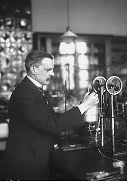 Тадеуш Эстрейхер в лаборатории. 1928 г.