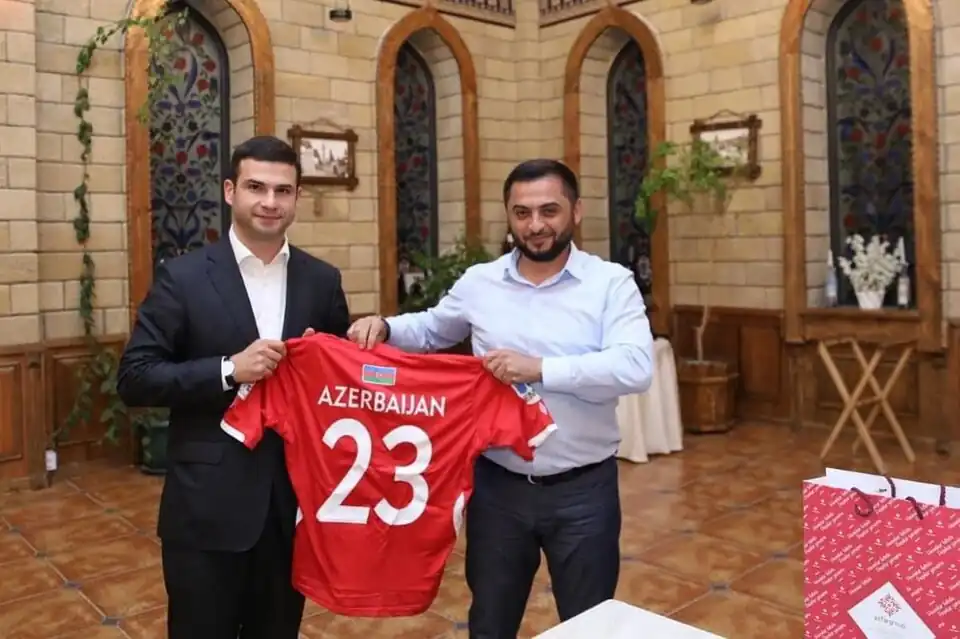 Основателю и почетному президенту AMF Орхану Мамедову вручили форму сборной чемпиона Европы.