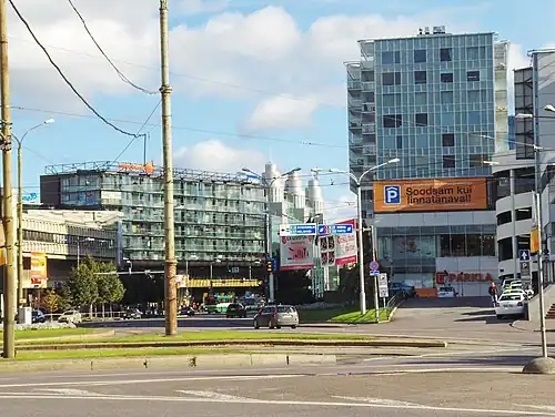 Справа — жилой дом Viru väljak 6