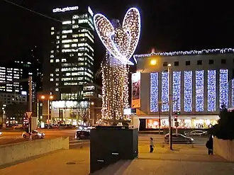 Перекрёсток улиц Лайкмаа и Гонсиори, декабрь 2016 года (в центре — скульптура «Сумерки»)