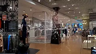 В отделе женской одежды