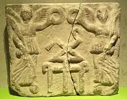 Тамга Евпатора, две крылатые богини Виктории с лавровыми венками по бокам. Рельеф на выставке в Бонне, Германия