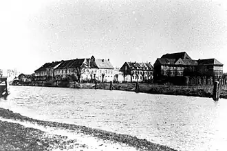 Вид замка через реку