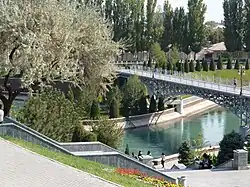 Набережная и пешеходный мост. Мемориальный комплекс «Шахидлар хотираси»