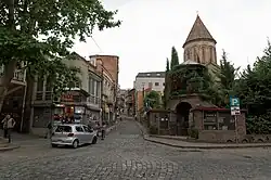 Начало улицы. Церковь Джварис мама