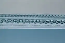 Фрагмент лепнины на стене в историческом здании театра