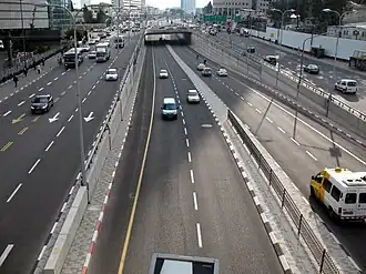 вид на тоннель под ул. Каплана,
слева — центр Азриэли, справа — «Кирья», база генштаба АОИ