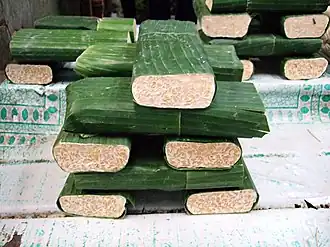 Блоки темпе на рынке (завёрнуты в листья)