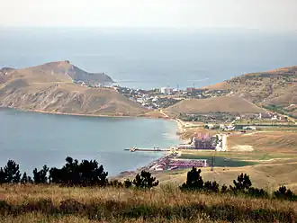 Вид на Двуякорную бухту, мыс Кийк-Атлама и посёлок Орджоникидзе с Тепе-Оба