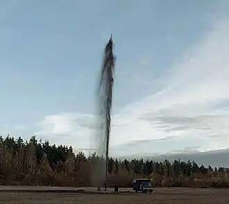 Выброс нефти перед взрывом грузовика. Вместо нефти в кадре — подкрашенная вода.