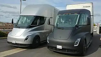 2 модификации машины Tesla Semi с высокой и низкой кабиной