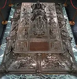 Надгробие папы Cикста IV. 1493. Бронза, серебрение. Сокровищница Святого Петра, Ватикан