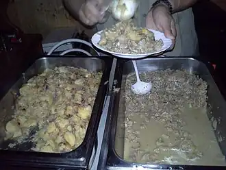 Рагу из бычьих семенников (справа) в Австрии