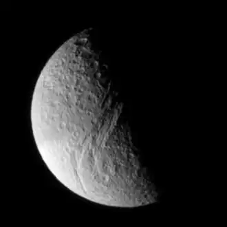 Тефия. Каньон Итака тянется от центра вниз