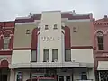Театр The Texas Theater напротив здания суда округа.