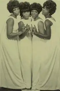 Слева направо: Сильвия Шемвелл, Сисси Хьюстон, Мирна Смит, Эстелл Браун