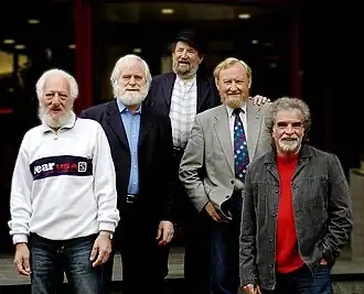 The Dubliners в 2005.Слева направо: Эмон Кемпбелл, Джон Шин, Барни МакКенна, Шон Кэннон, Пэтси Уотчорн