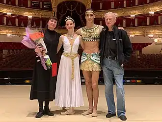 Владимир Никонов со своим учеником Давидом Мотта Соаресом, с примой-балериной Анной Никулиной и её педагогом Ольгой Ченчиковой после спектакля «Дочь фараона» в Большом театре в 2019 г.