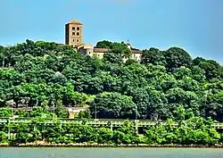 Вид на Клойстерс со стороны реки Гудзон (2007)