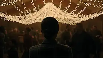 Элли смотрит на вечеринку в честь Кануна Нового года в Джексоне. Кадр был снят на ручную камеру и был оформлен так, чтобы он соответствовал кадру из видеоигры, за что он удостоился похвалы.