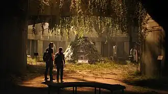 Джоэл показывает Элли командный модуль «Аполлона». Сцена была написана и снята так, чтобы она соответствовала её версии из игры, особенно её освещению. Критики похвали её теплоту и эмоциональность.