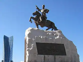 Памятник Д. Сухэ-Батору — одному из вождей революции (Улан-Батор, площадь Сухэ-Батора)