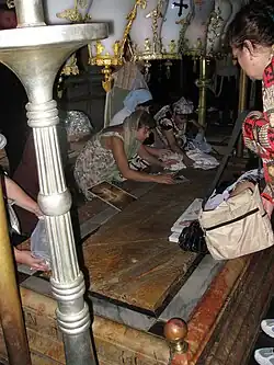 Паломники освящают  на камне иконы