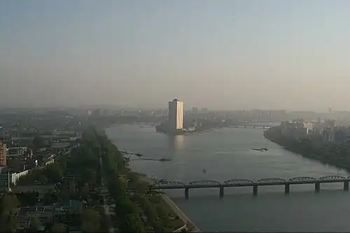 Вид на гостиницу с монумента идей чучхе