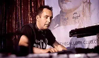 На выступлении в клубе Gaudi в 2010 году.