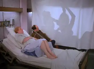 Джордж Костанза посещает мать в больнице