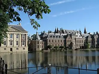 Правительственный комплекс Бинненхоф в Гааге. Слева в центре башня Торентье — офис премьер-министра.