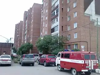 Пожарный автомобиль возле одного из жилых домов Катав-Ивановска