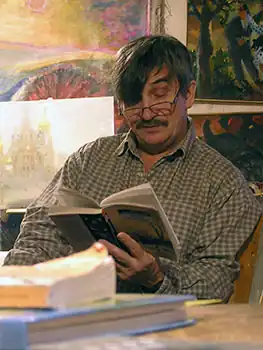 Виктор Иванович Тихомиров в собственной мастерской