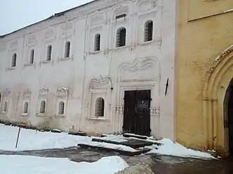 Келейный корпус монастыря, на двери видна табличка музея