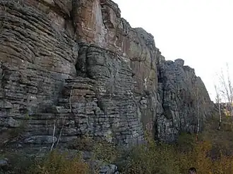 Скальный массив с рисунками