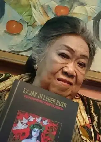 Тути Хэрати с билингвальным сборником поэзии «Стихи со склона горы» (индонезийский- русский). Джакарта, 16 марта 2019 г.