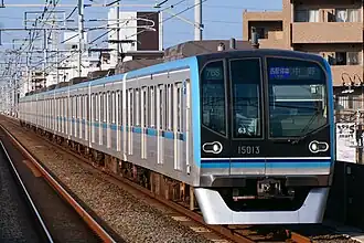 Состав Tokyo Metro 15000 серии[англ.] на подъезде к станции Минами-Гётоку