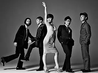 Группа в 2012 году: (слева направо) Укигумо, Тосики Хата, Ринго Сиина, Сэидзи Камэда и Итиё Идзава.