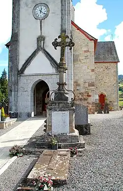 Крест на входе в кладбище