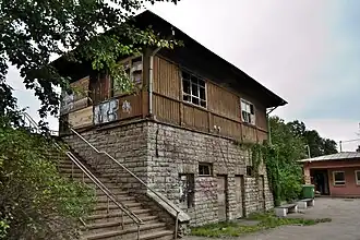 Здание железнодорожной станции Тонди в 2011 году (памятник архитектуры)