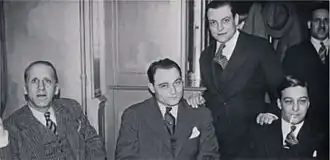 Сидит в центре — Поль Карбон (слева — Симон Сабиани)